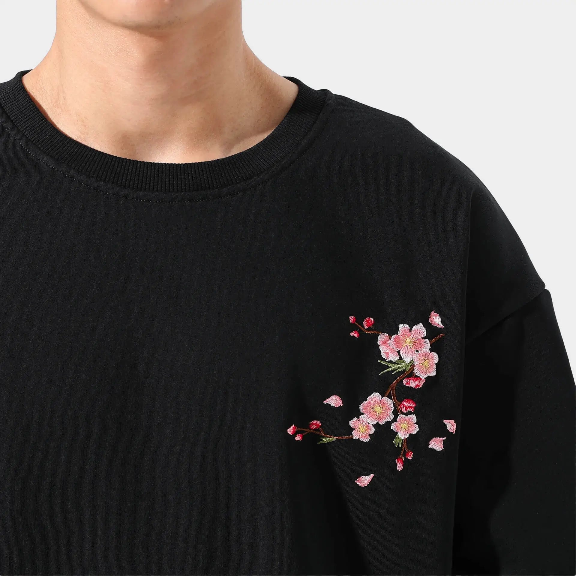 Sudadera bordada con motivos de sakura