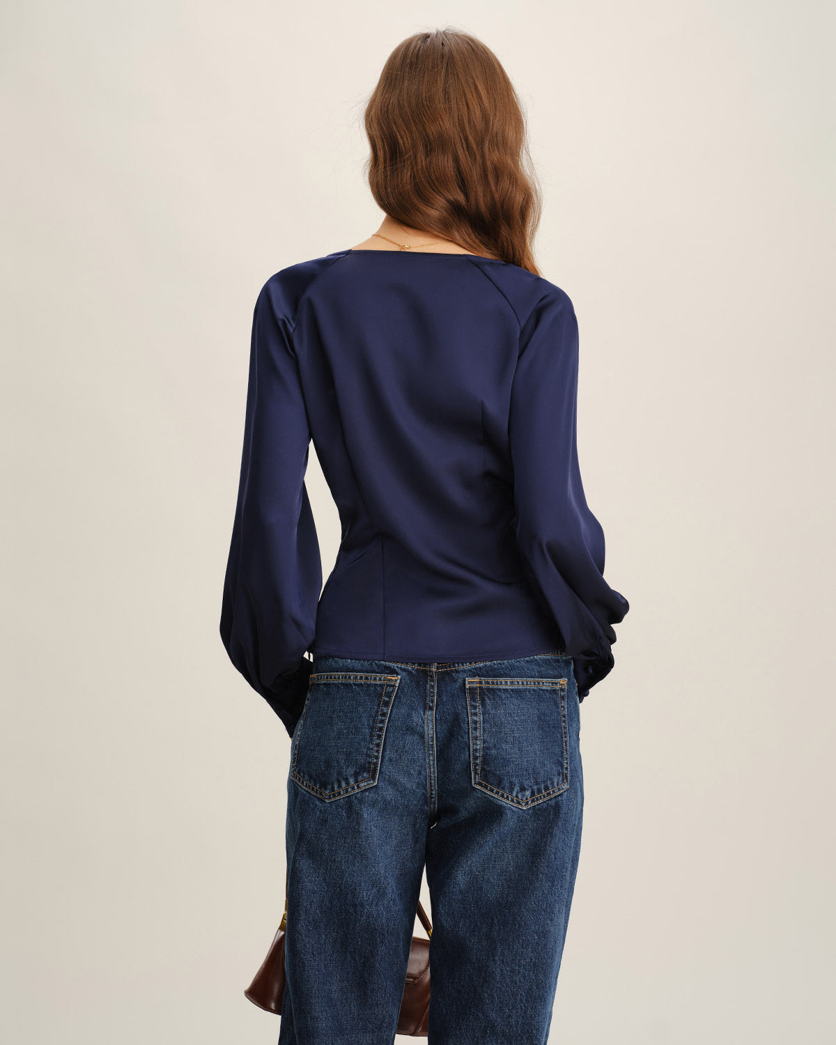 Blusa Azul Marino Satén Cuello V Fruncido