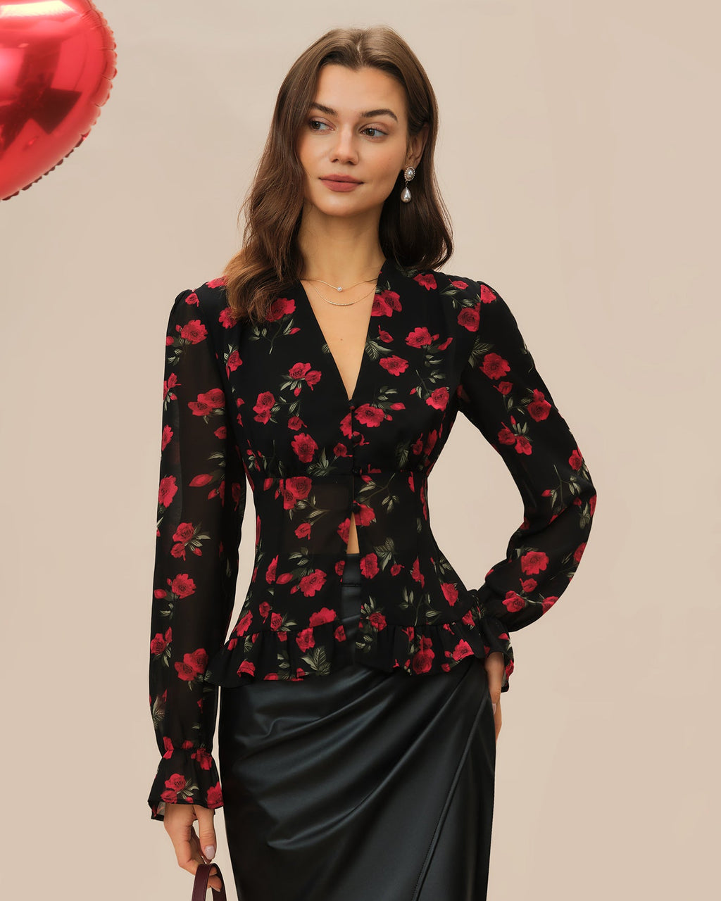 Blusa Negra Floral Cuello V