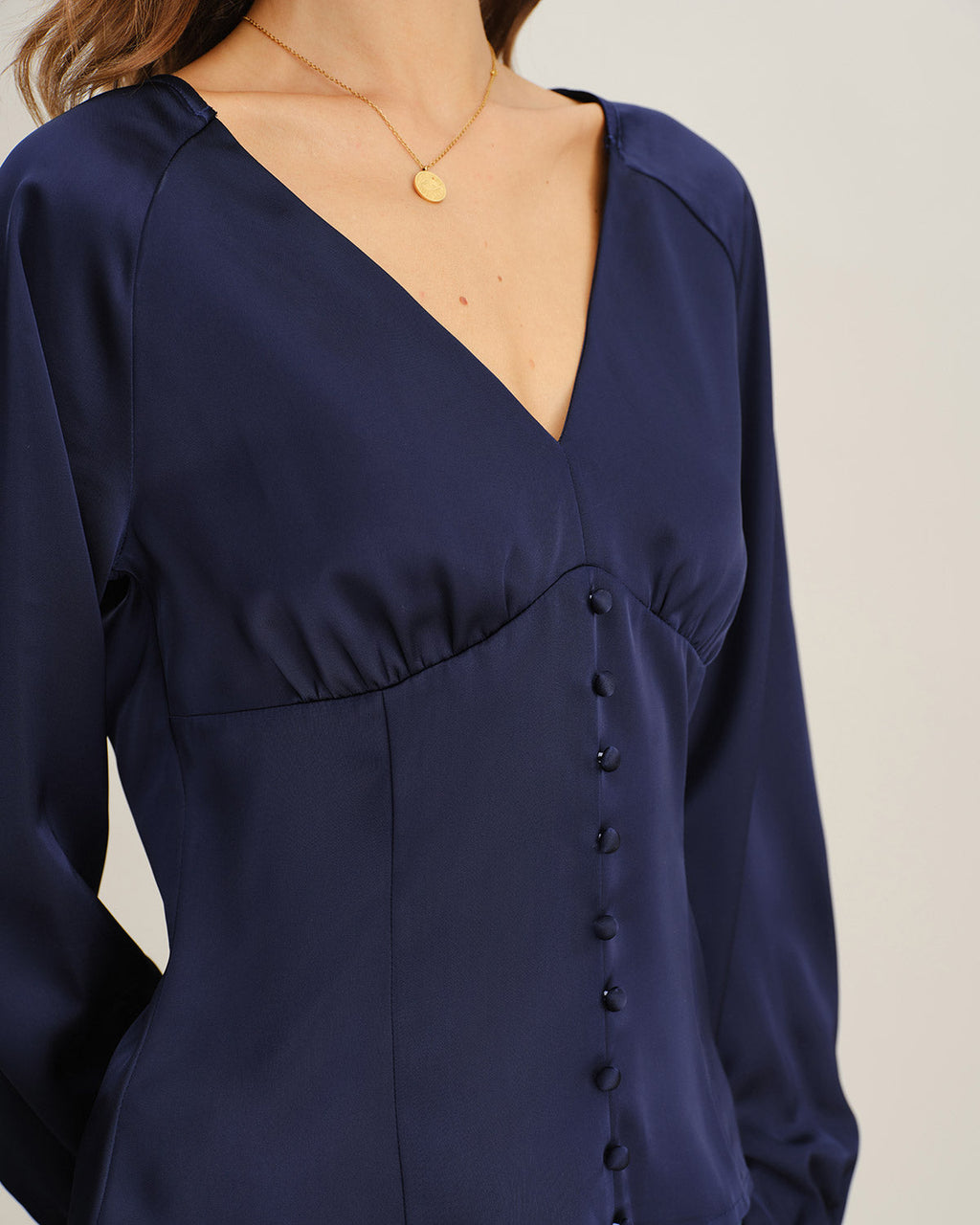 Blusa Azul Marino Satén Cuello V Fruncido