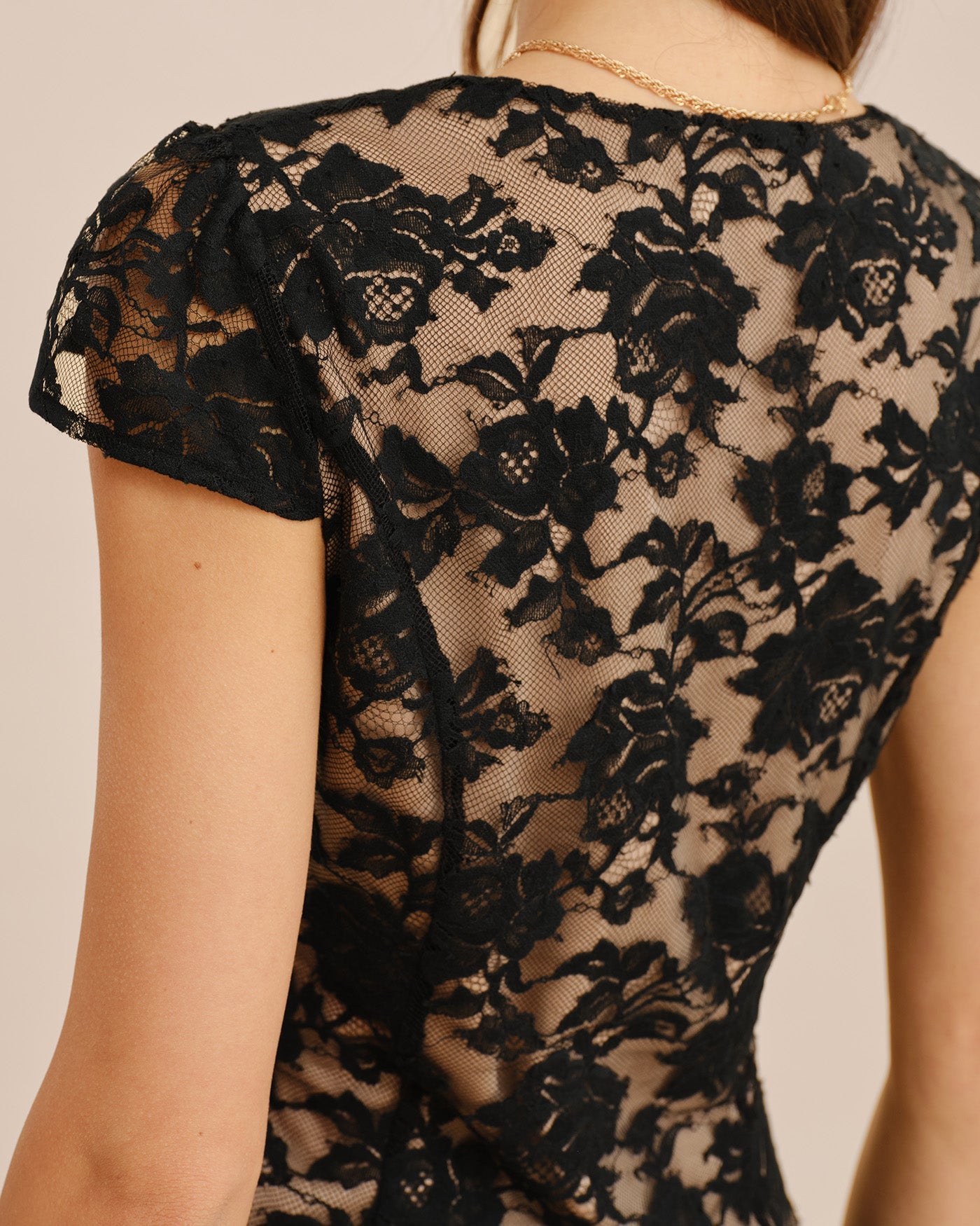 Blusa Negra Cuello V Encaje Botones