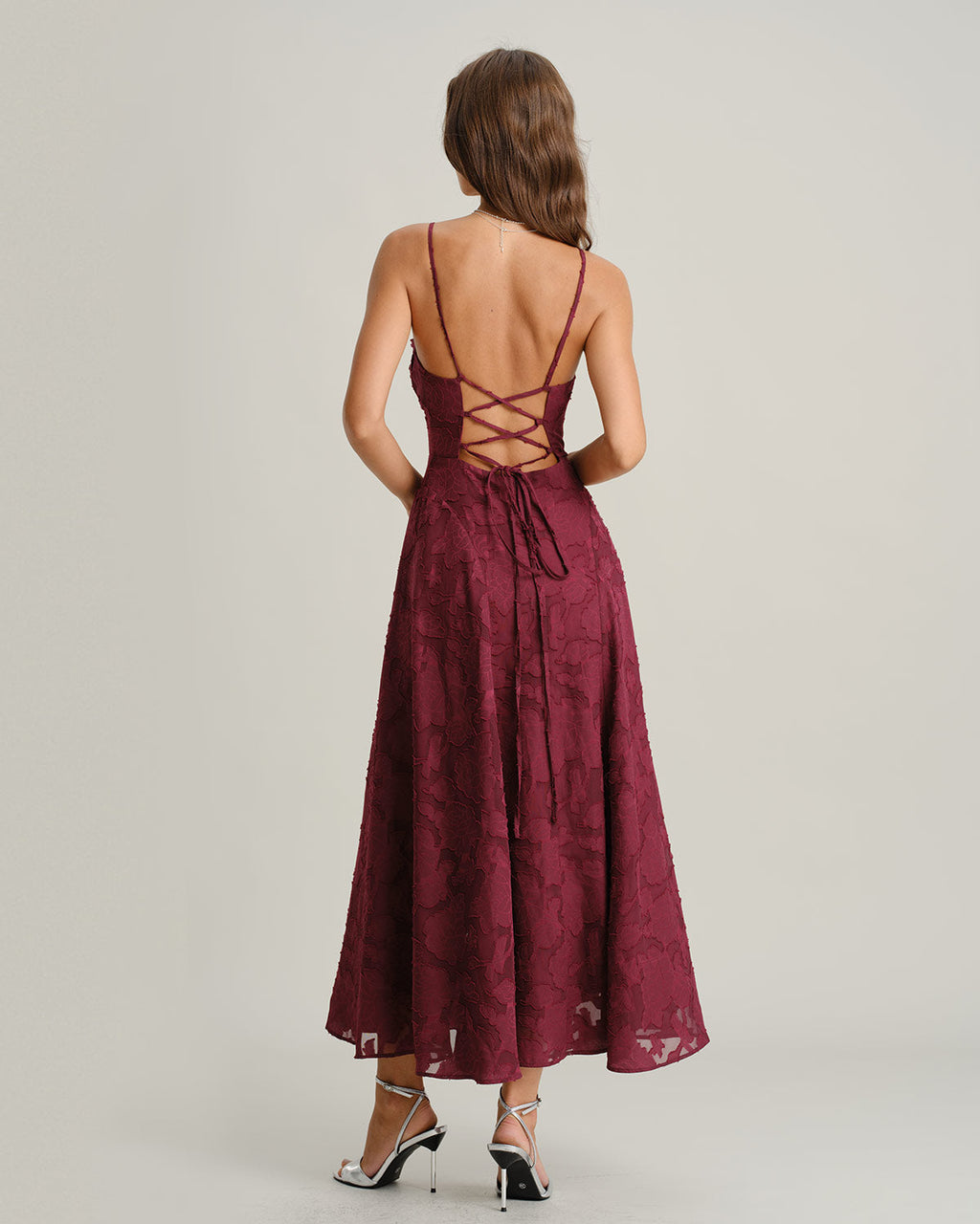 Vestido largo sin tirantes de jacquard color rojo vino