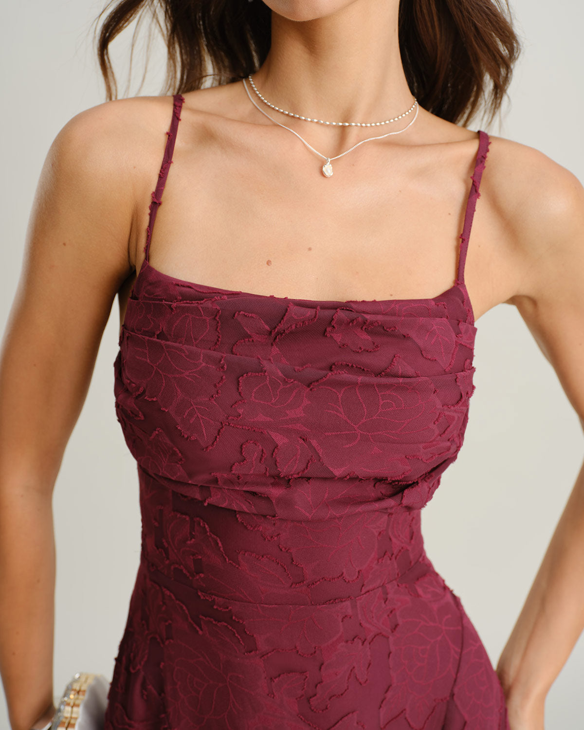 Vestido largo sin tirantes de jacquard color rojo vino