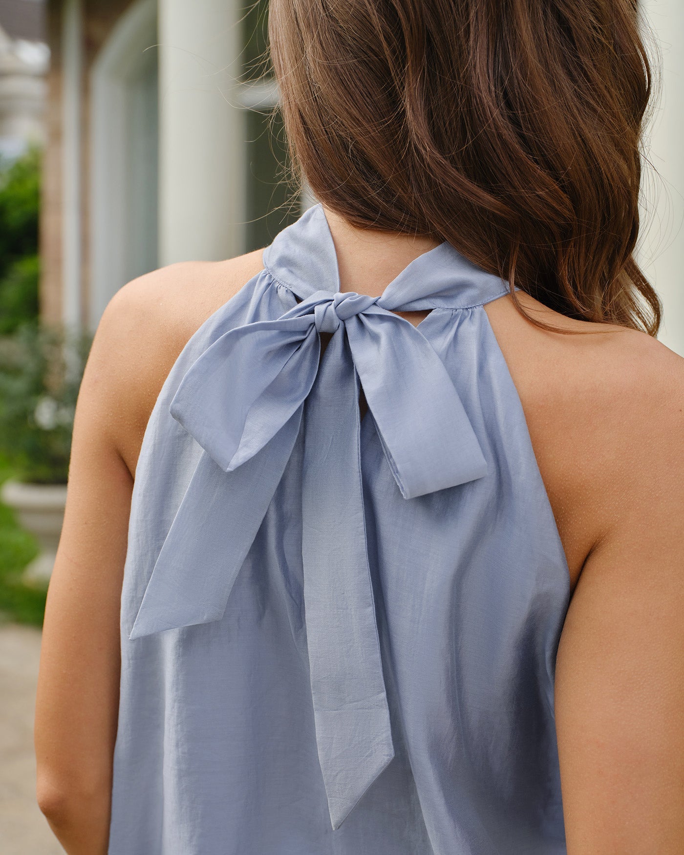 Top de Tirantes Azul Cuello Alto Fruncido Con Lazo