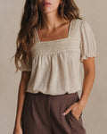 Camiseta Beige Cuello Cuadrado Empalme Fruncido