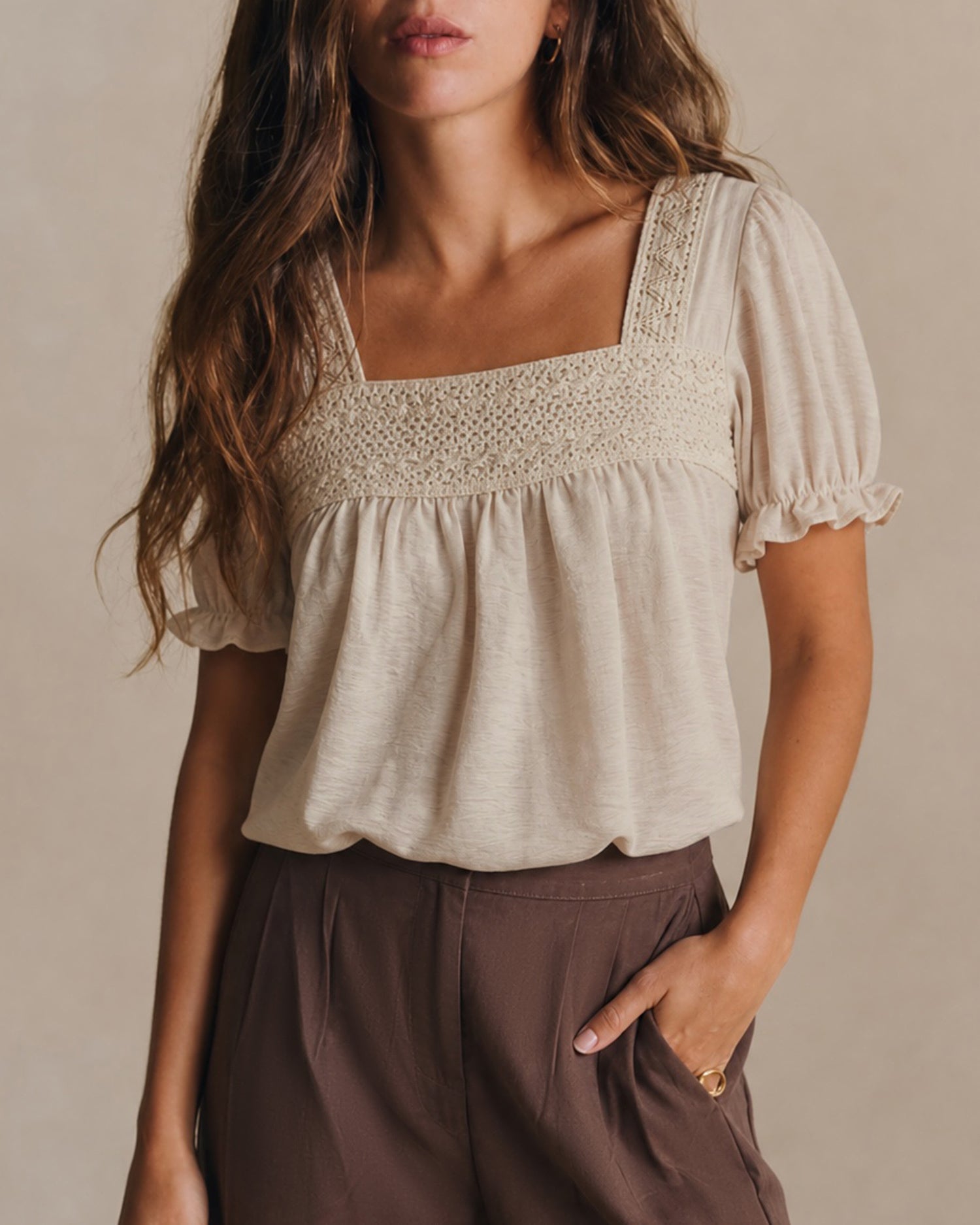 Camiseta Beige Cuello Cuadrado Empalme Fruncido